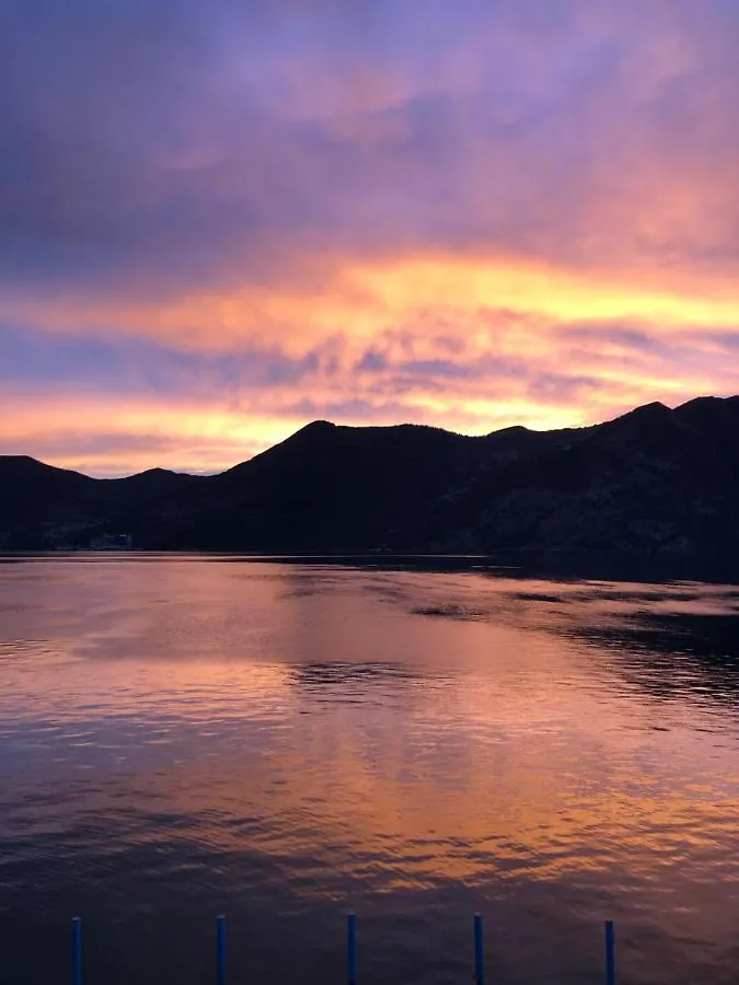 Residenza Di Prestigio In Riva Al Lago Marone Loft